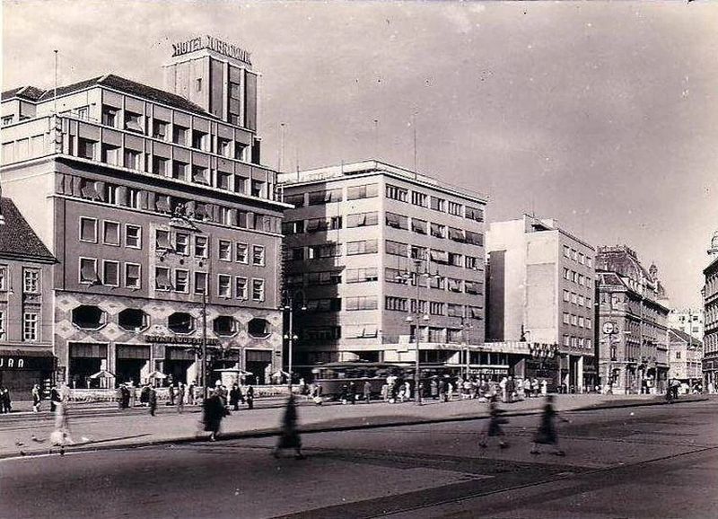 Trg Republike (današnji Trg bana Jelačića) 1950-ih godina, prije gradnje iličkog nebodera